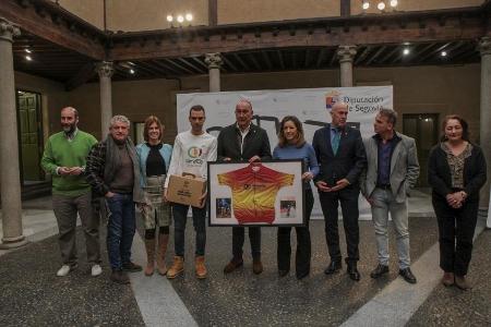 Imagen El presidente de la Diputación de Segovia recibe al campeón de España de ultramaratón, Fran Herrero, que luce en sus competiciones la imagen de Alimentos de Segovia